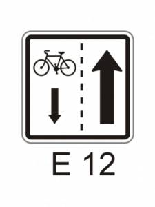 E12 - jízda cyklistů v protisměru - dodatková tabulka pro dopravní značky