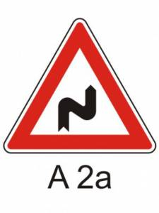 A2a - Dvojitá zatáčka, první vpravo - výstražná dopravní značka
