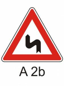 A2b - Dvojitá zatáčka, první vlevo - výstražná dopravní značka