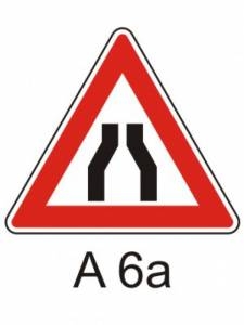 A6a - Zúžená vozovka z obou stran - výstražná dopravní značka