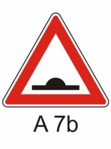 A7b - Zpomalovací práh - výstražná dopravní značka