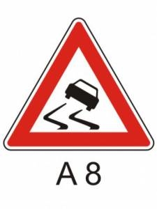 A8 - Nebezpečí smyku - výstražná dopravní značka