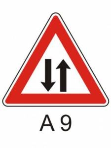 A9 - Provoz v obou směrech - výstražná dopravní značka