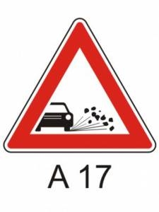 A17 - Odlétavající štěrk - výstražná dopravní značka
