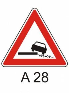 A28 - Nebezpečná krajnice - výstražná dopravní značka