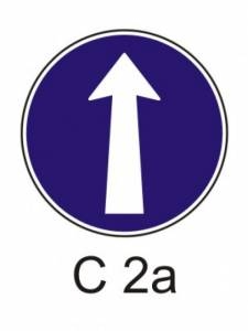C2a - Přikázaný směr jízdy přímo - příkazová dopravní značka
