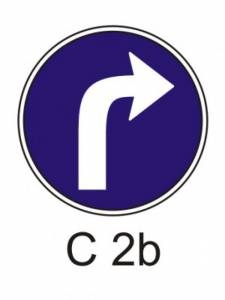 C2b - Přikázaný směr jízdy vpravo - příkazová dopravní značka