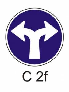 C2f - Přikázaný směr jízdy vpravo a vlevo - příkazová dopravní značka