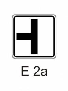 E2a - tvar křižovatky - dodatková tabulka pro dopravní značky