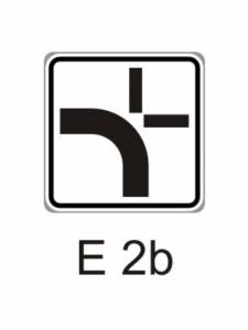 E2b - tvar křižovatky - dodatková tabulka pro dopravní značky