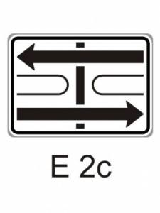 E2c - tvar křižovatky - dodatková tabulka pro dopravní značky
