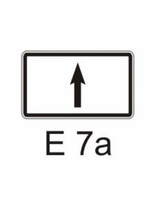 E 7a - směrová šipka - dodatková tabulka pro dopravní značky