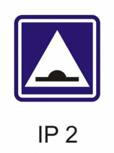 IP2 - zpomalovací práh - informativní provozní dopravní značka